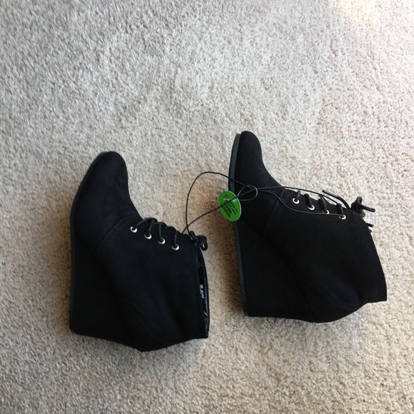 Arizona memory foam black booties! - Picture 5 of 8